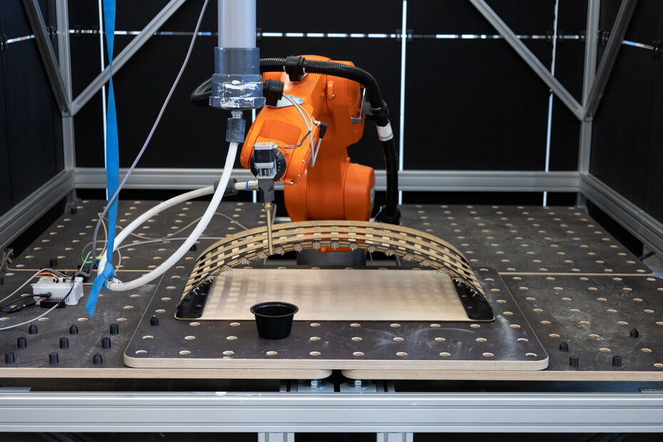 Roboterarm druckt mit Beton Überhänge