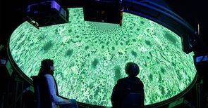 Zu sehen ist eine halbkugelförmige Kuppel, die unter anderem dazu verwendet wird, Filme auf der Innenfläche abzuspielen. Es fühlt sich an, als wäre man mittendrin.