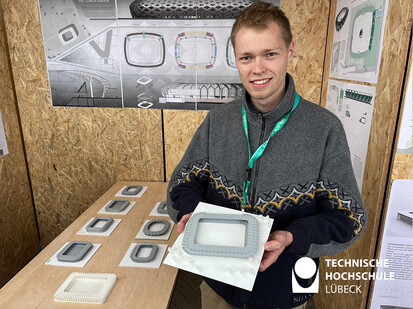 Mann hält 3d gedruckten Entwurf des Stadion Lohmühle in den Händen