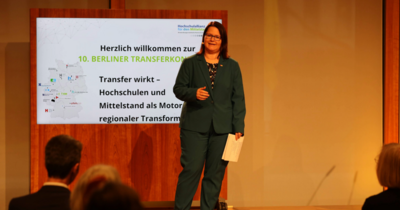 Prof. Dr. Kastell spricht auf der Bühne vor einer Leinwand.