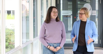 Aileen Ripp und Yvonne Plaul stehen im Flur.