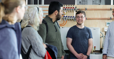Studieninteressierte und in der Mitte ein Student von Nachhaltige Gebäudetechnik