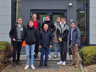 Exkursion der TH Lübeck zur EMERSON-Niederlassung in Selmsdorf – Einblicke in Technik und Karriere Studierende der TH Lübeck bei einer Exkursion zur EMERSON-Niederlassung in Selmsdorf, mit Einblicken in Druckregler und Karrieremöglichkeiten.
