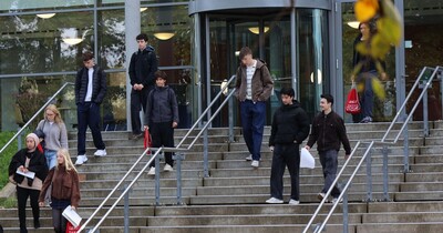 Junge Menschen laufen die Treppen vom Audimax herunter.