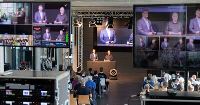 Blick aus der Regie des Livestreams zum Podium.