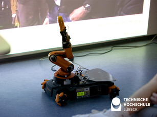 Roboterarm greift nach Ü-Ei Ein Roboterarm greift ein Ü-Ei.