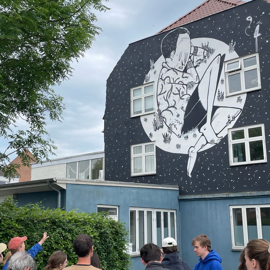 Grafitti bildet schlafenden Mann auf Gras dar