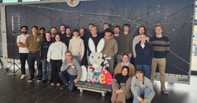 Eine Gruppe von Studierenden vor einem Chart. 