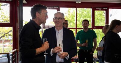 Zwei Männer im Gespräch miteinander.
