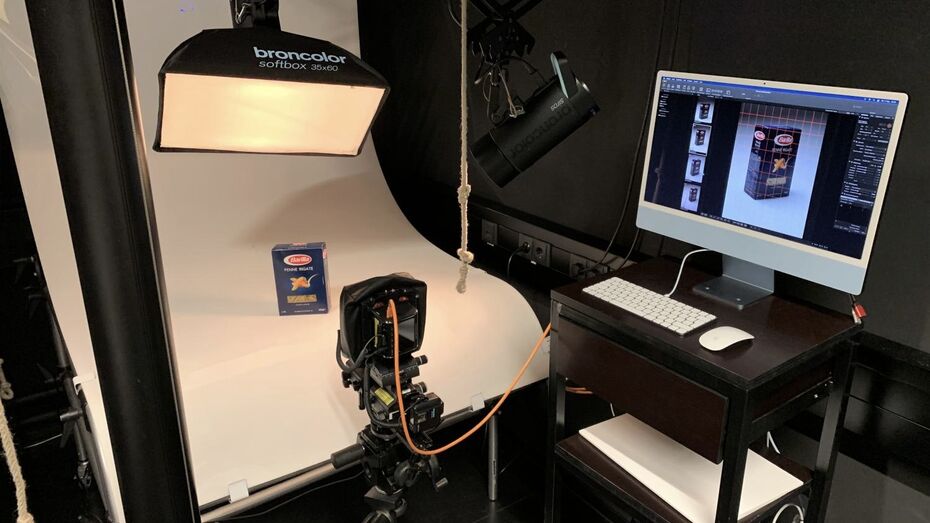 Fachkamera fotografiert Nudelpackung mit Blitz und Monitor.