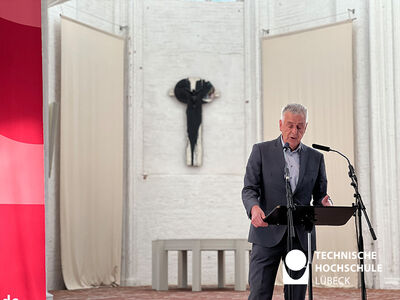 Pastor der Sankt Petri Kirche steht am Rednerpult