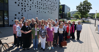 Gruppenbild vor einem Gebäude