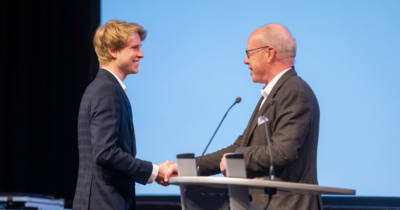 Preisübergabe an Studenten 
