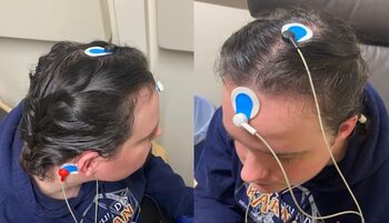 Nahaufnahme einer Studierenden mit angebrachten EEG-Elektroden am Kopf zur Messung von Hirnströmen im Hörakustik-Labor der TH Lübeck.