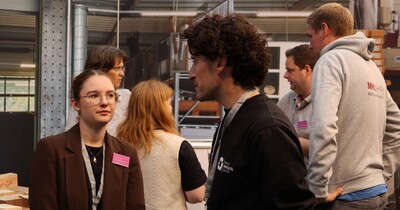 Unterschiedliche Gespräche an einem Messestand.