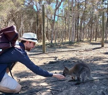 Hörakustik-Student Wilhelm Frommholz füttert während seines Forschungsaufenthalts in Melbourne, Australien, ein Känguru.
