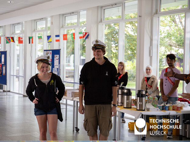 Gewinnerteam der Campus Rallye Zwei junge Menschen stehen nebeneinander und tragen einen Seemannshut