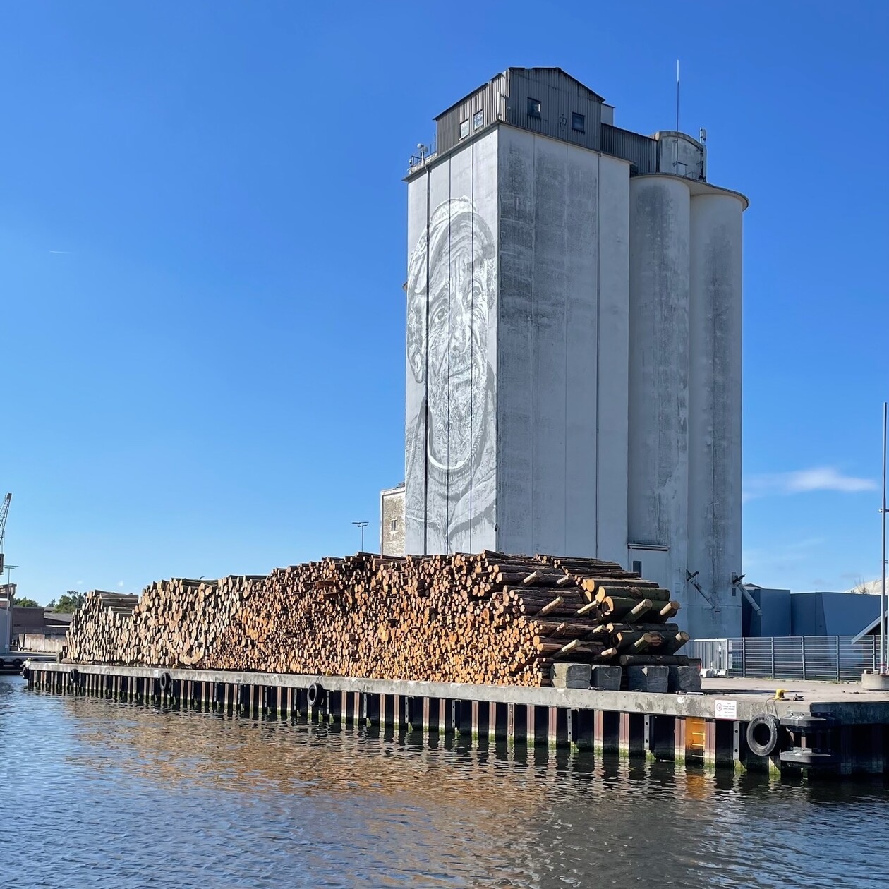 Grafitti Großer Turm mit Grafitti eines älteren Herrens