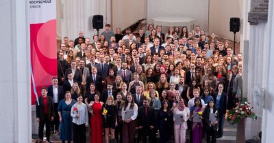 Alle Absolvent*innen, die an diesem Tag bei der Graduierungsfeier dabei waren, sind auf einem Foto versammelt.