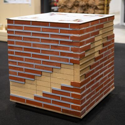 Backsteinwand hat offene Stellen die eine braune Fassade zeigen