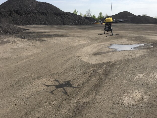 Fliegende Drohne mit Messgerät