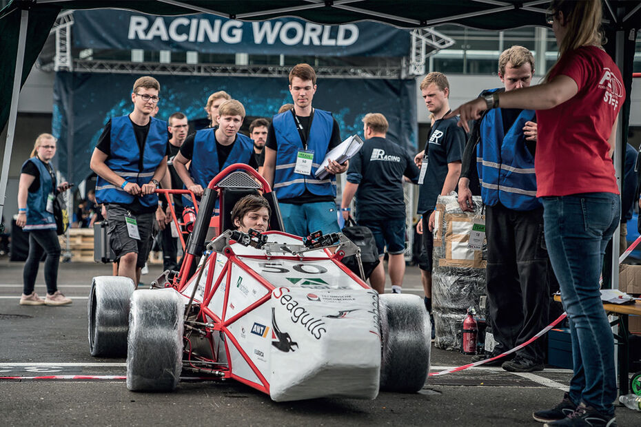 Die Seagulls, das Studierenden Rennteam der TH Lübeck, an einem Renntag mit ihrem selbst entwickelten Rennwagen