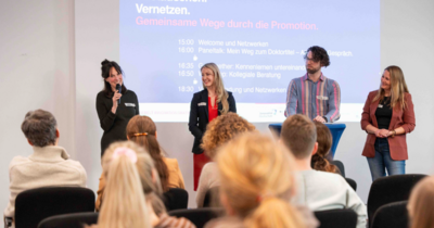 Paneltalk auf Bühne: Gemeinsame Wege durch die Promotion auf dem HIC Lübeck.