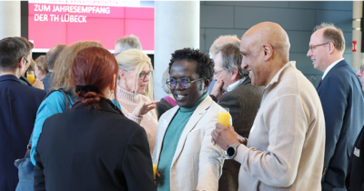 Menschen unterhalten sich im stehen miteinander