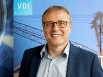 Prof. Dr.-Ing. Horst Hellbrück ist neuer Vorsitzender des VDI Landesverbandes Schleswig-Holstein. Foto: Kerstin Stoffel-Wohlsen Prof. Dr.-Ing. Horst Hellbrück ist neuer Vorsitzender des VDI Landesverbandes Schleswig-Holstein. Foto: Kerstin Stoffel-Wohlsen