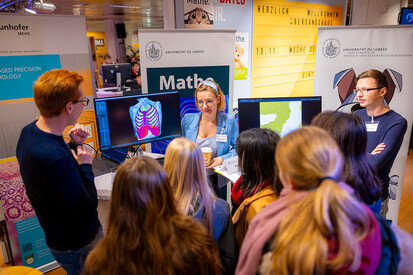Ausstellung Uni zu Lübeck Interessierende gucken sich digitalen Körper an