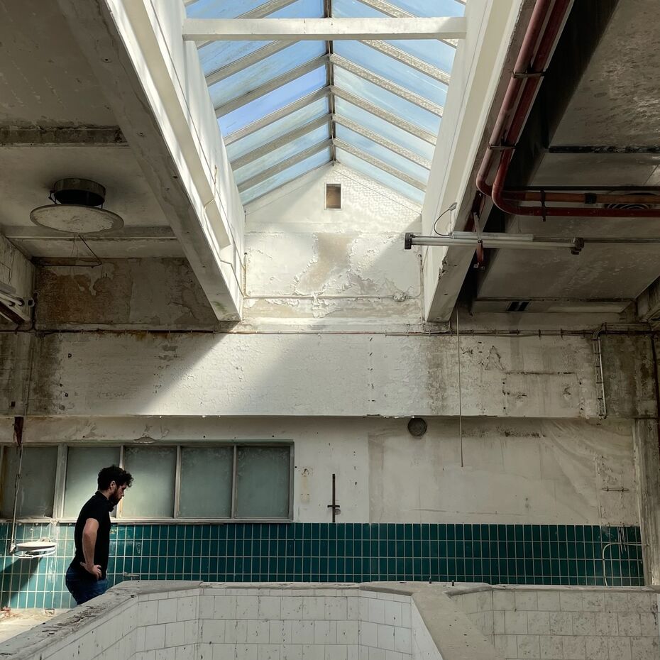 Foto zeigt Teil der Halle mit Dachfenstern