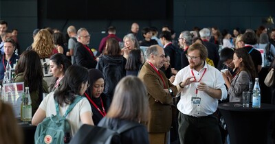 Menschen bei einer Veranstaltung im Bauforum.