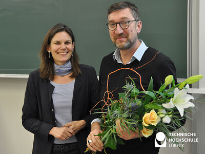 TH-Präsidentin Dr. Muriel Helbig war die erste Gratulantin zur Wiederwahl von Prof. Frank Schwartze zum Vizepräsidenten für Forschung und Internationales. Foto: TH Lübeck