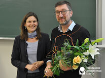 TH-Präsidentin Dr. Muriel Helbig war die erste Gratulantin zur Wiederwahl von Prof. Frank Schwartze zum Vizepräsidenten für Forschung und Internationales. Foto: TH Lübeck