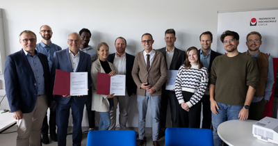 Gruppenfoto mit Männern und Frauen 