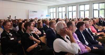 Viele Menschen sitzen im Publikum.