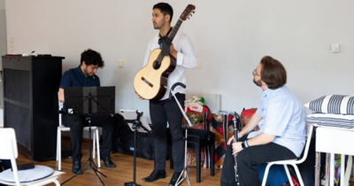 Drei Musiker mit ihren Instrumenten 