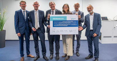 Gruppenbild mit großem Dokument