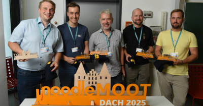Gruppenbild von 5 Personen mit Preisen in der Hand 