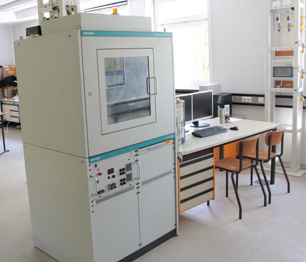Großer Prüfschrank mit Computerarbeitsplatz im Labor