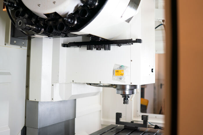 Sensor an Industriemaschine mit Fräskopf