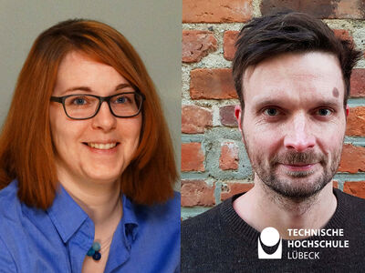 Links zu sehen ist Jennifer Albrecht. Sie trägt eine blaue Bluse, hat rötliche Haare und trägt eine Brille. Rechts sieht man Carsten Mildner, der einen drei Tage Bart trägt und vor einer roten Backsteinmauer steht.  