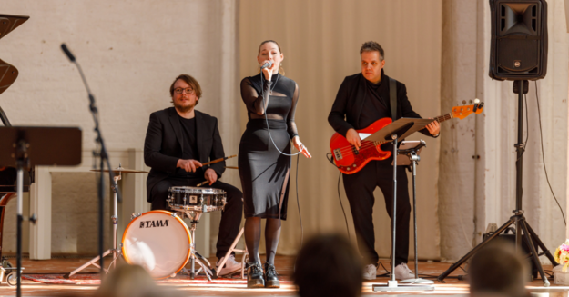Live-Musik bei feierlichem Anlass. Musikalische Darbietung bei Veranstaltung.