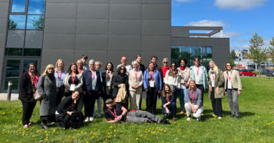 nternationale Gruppe der Erasmus+ Staff Week vor einem Campus-Gebäude.