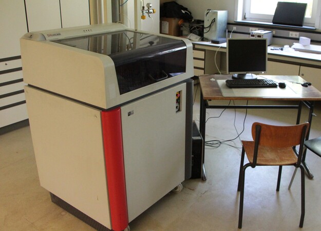 3D-Drucker mit Arbeitsplatz in einem Laborraum