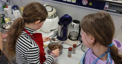 Zwei Schülerinnen rühren eine Zimtmischung an.