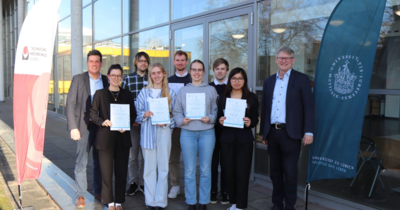 Erfolgreiche Teilnehmende der Studierendentagung mit Urkunden.