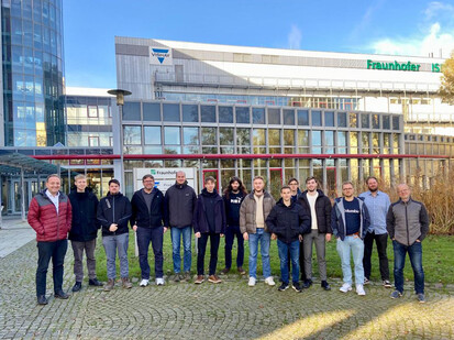 Exkursion zum Frauenhofer ISIT Gruppenfoto mit den Fraunhofer Vertreter*innen und Studierenden