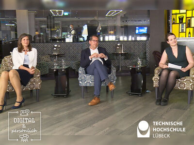 TH Lübeck Präsidentin Dr. Muriel Helbig (l.) und Lars Schöning (Mitte) diskutieren auf der Grundlage der Fragen von Moderatorin Theresia Lichtlein (r.). Foto: Marvin Vering