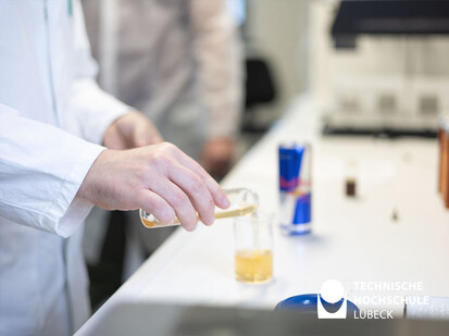 Kurs Bestimmung des Coffeingehalts in Getränken Studierende im Kurs "Coffeingehalt in Getränken bestimmen" untersuchen ein beliebtes Modegetränk.